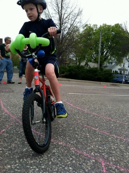 Kā iemācīt bērnam braukt ar velosipēdu: padomi vecākiem