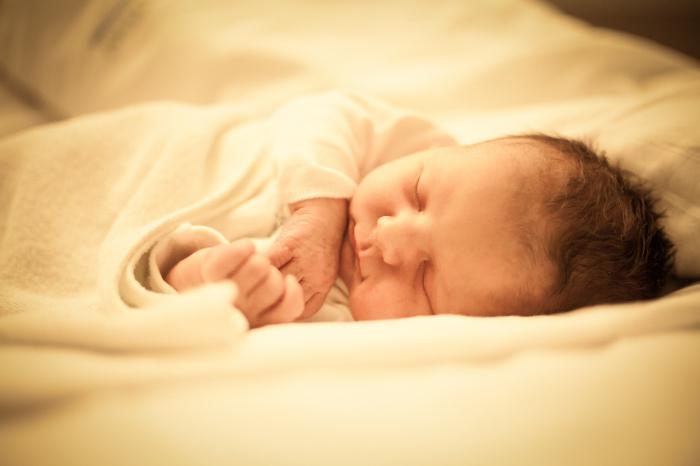 Vai jaundzimušajiem ir iespējams gulēt uz kuņģa pēc barošanas? Vai jaundzimušajam ir iespējams gulēt mātes vēderā?