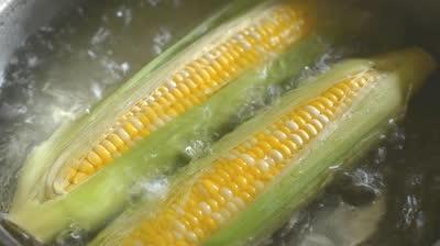 Kā pagatavot kukurūzu mikroviļņu krāsnī? Vairāki veidi