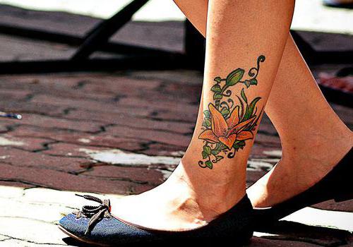 tetovējums lilija uz kājas