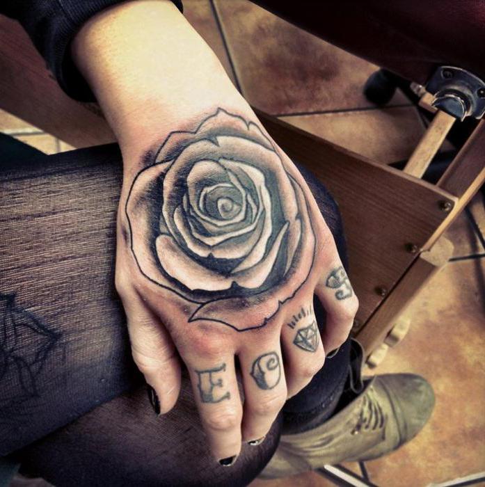Sieviešu tetovējums uz rokas: maz tetovējumiem 