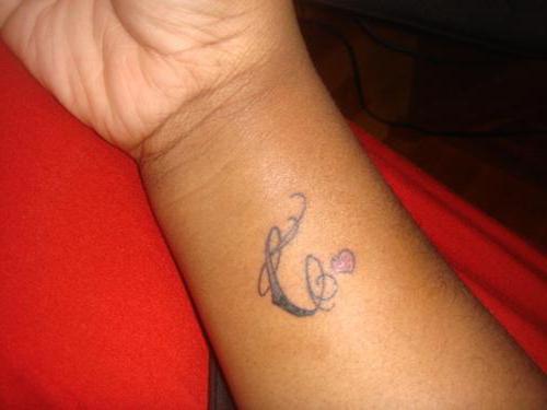 Kas var nozīmēt tetovējumu ar burtu "C"